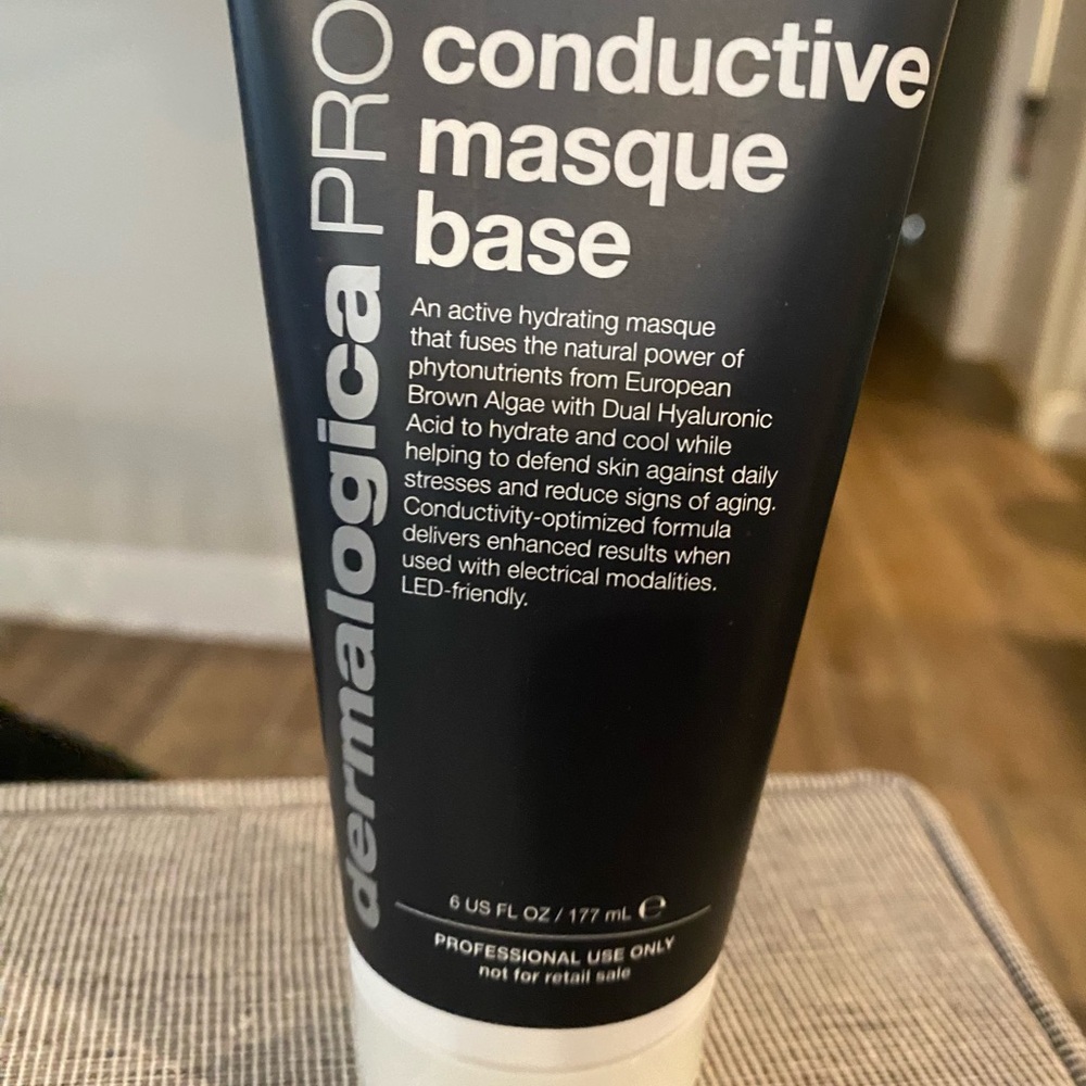 Conductive Skincare Mask in Black